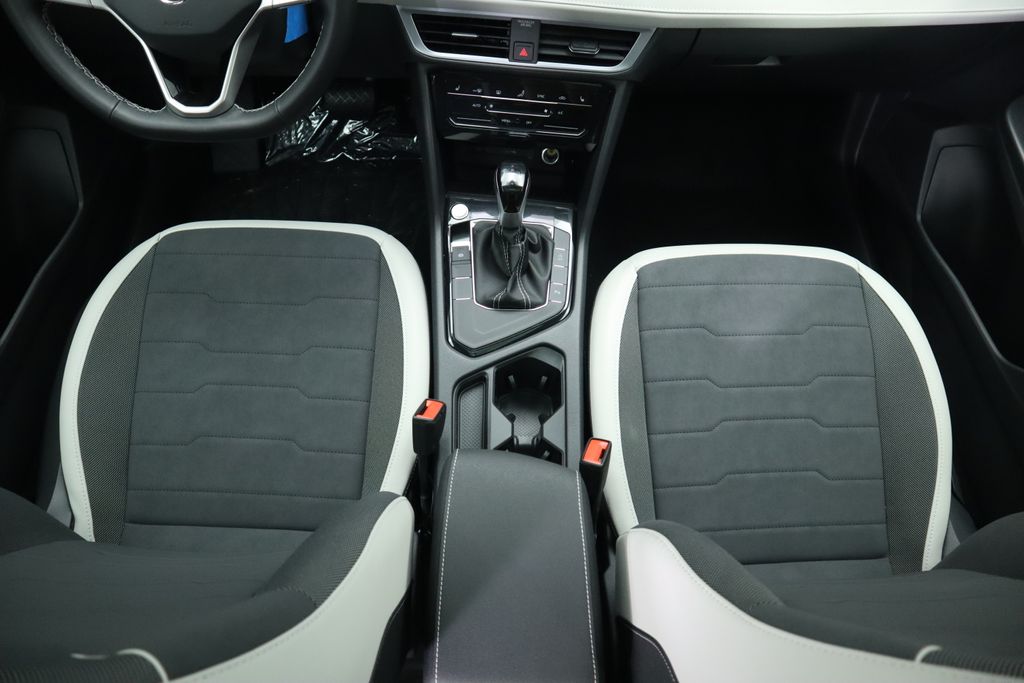 2025 Volkswagen Taos SE 17