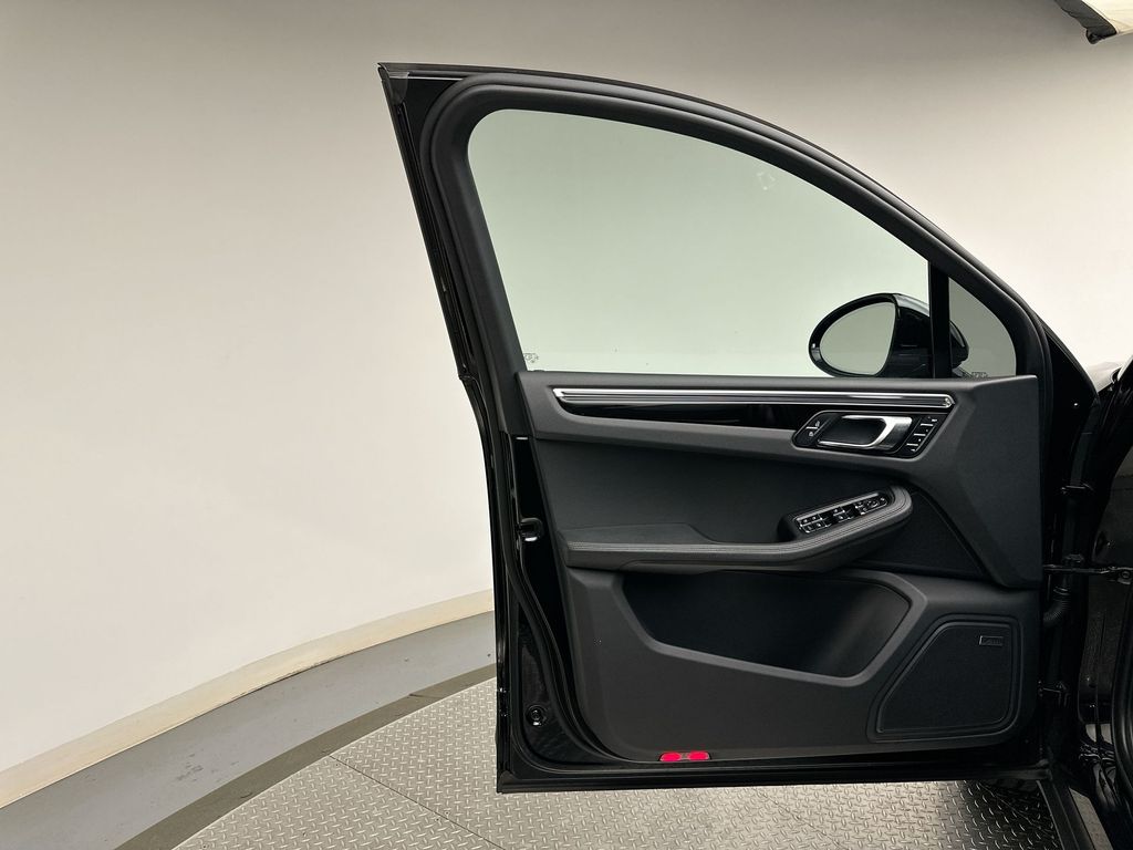 Thumbnail: 2023 Porsche Macan - 21