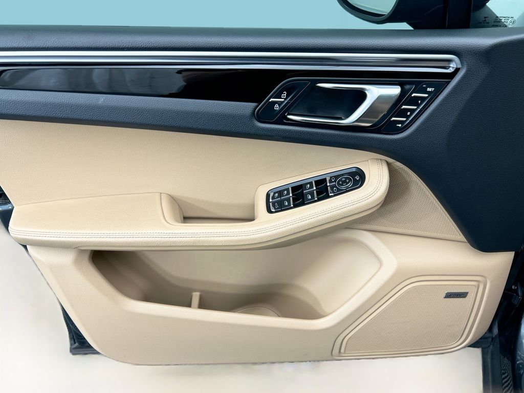 Thumbnail: 2020 Porsche Macan - 25