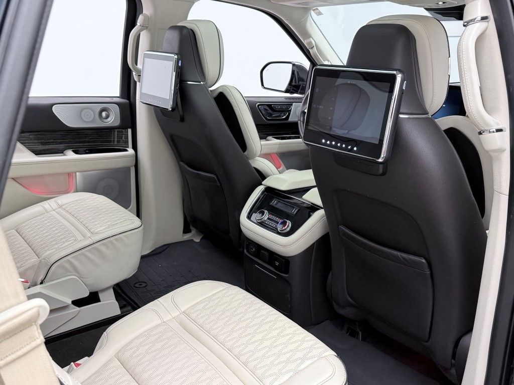 Thumbnail: 2021 Lincoln Navigator - 25