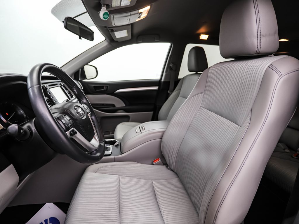 Thumbnail: 2016 Toyota Highlander - 11