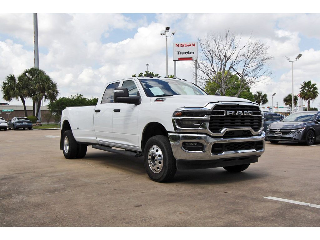 2025 RAM 3500 Tradesman Crew Cab LB DRW 4WD