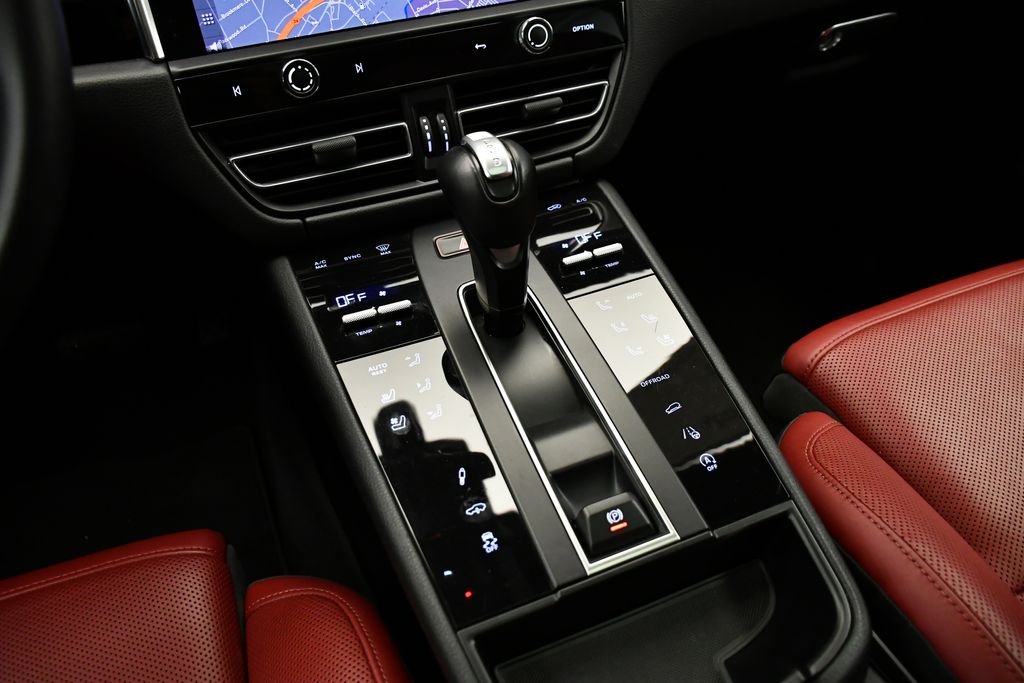 Thumbnail: 2023 Porsche Macan - 31