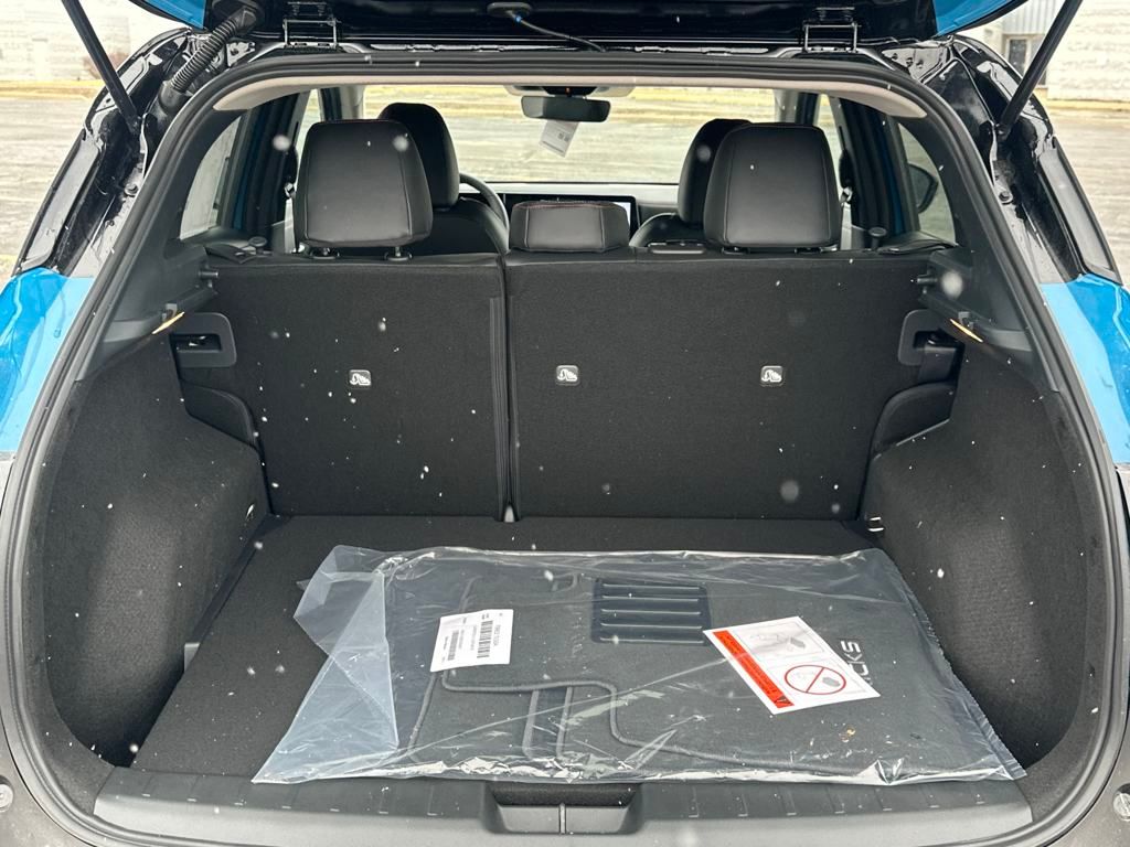 2025 Nissan Kicks SR photo