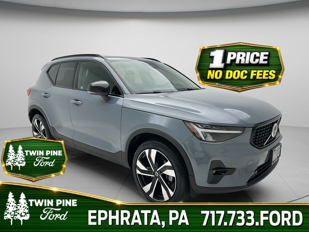 2023 Volvo XC40 B5 Plus Dark Theme AWD