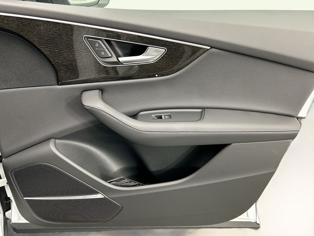 Thumbnail: 2026 Audi Q8 - 24