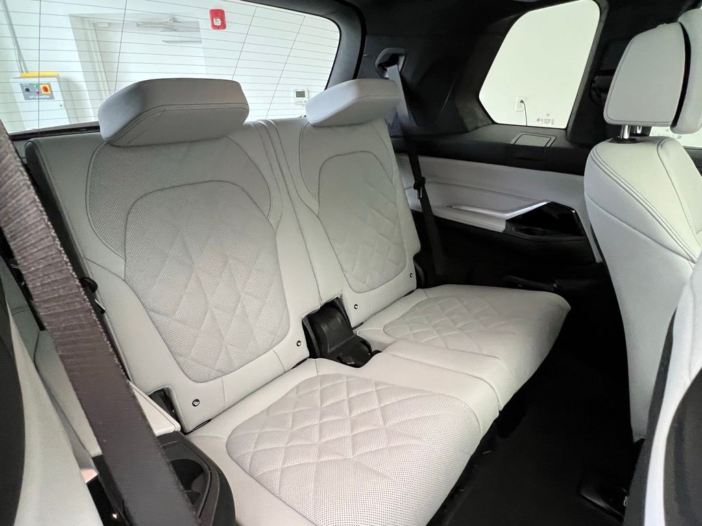 Thumbnail: 2026 BMW X7 - 9