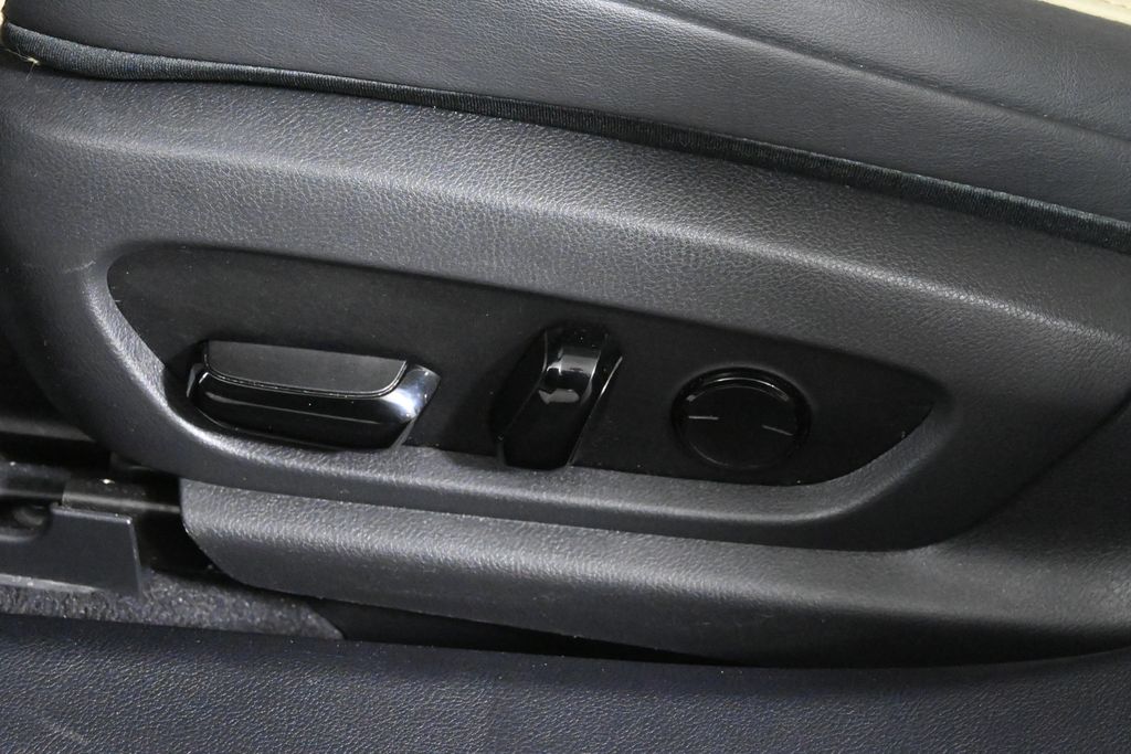 Thumbnail: 2021 Lexus ES - 28