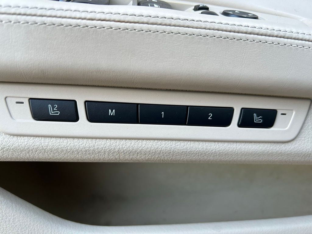 Thumbnail: 2011 BMW 7 Series - 16