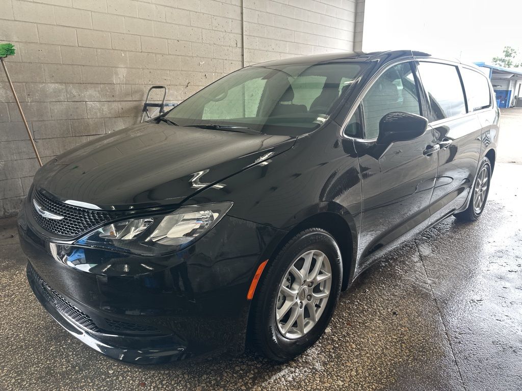 Brilliant Black Crystal Pearlcoat 2022 Chrysler Voyager LX FWD Minivan Front-Wheel Drive 9-Speed Automatic