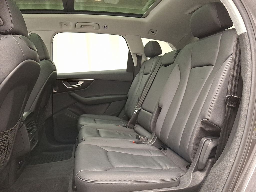 Thumbnail: 2021 Audi Q7 - 10