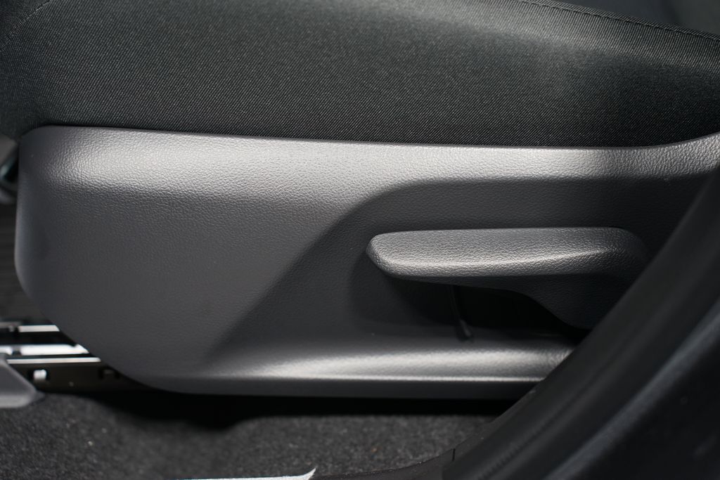 2025 Toyota RAV4 LE 31
