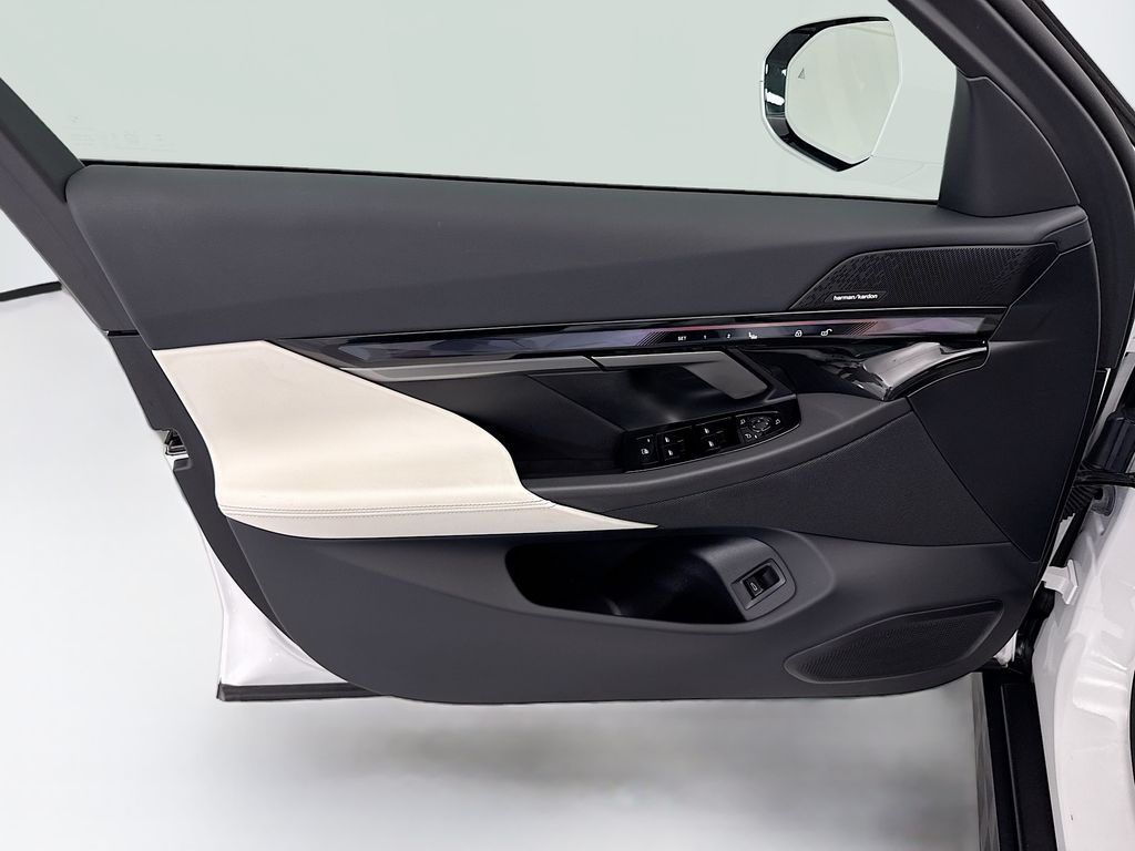 Thumbnail: 2026 BMW i5 - 23