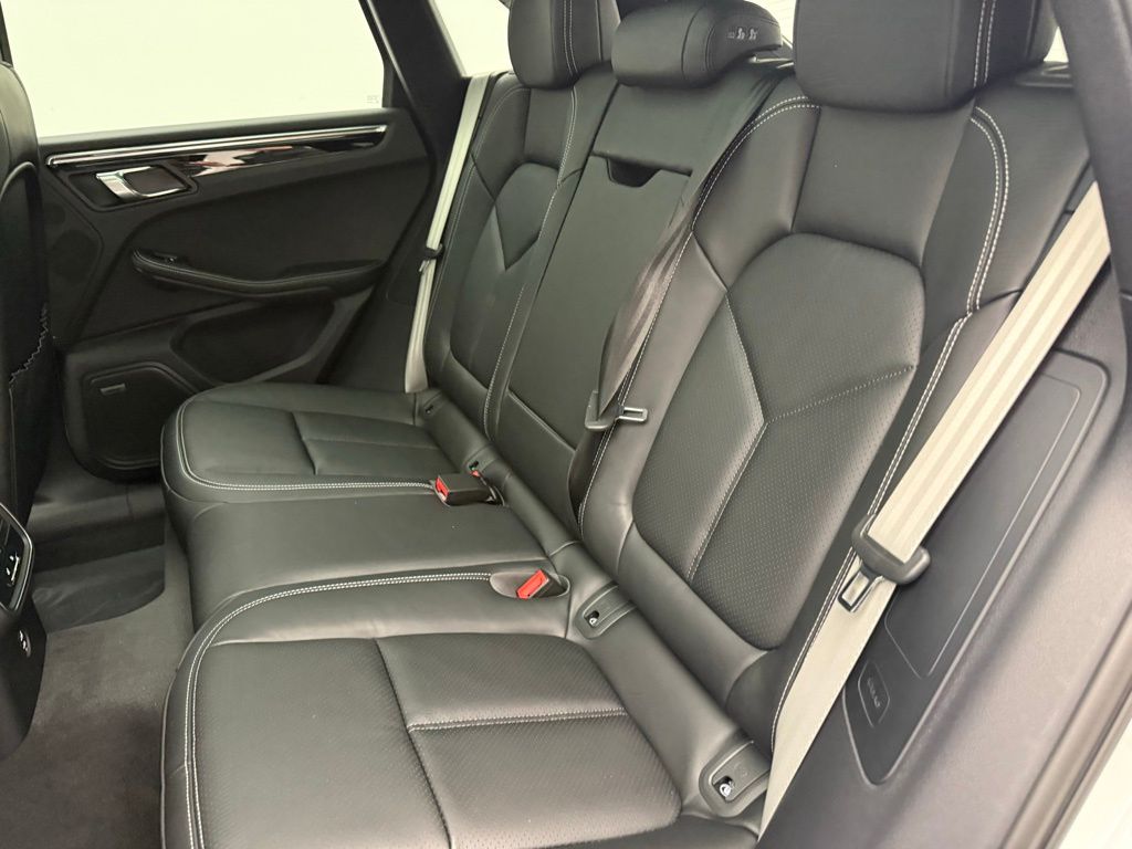 Thumbnail: 2026 Porsche Macan - 21