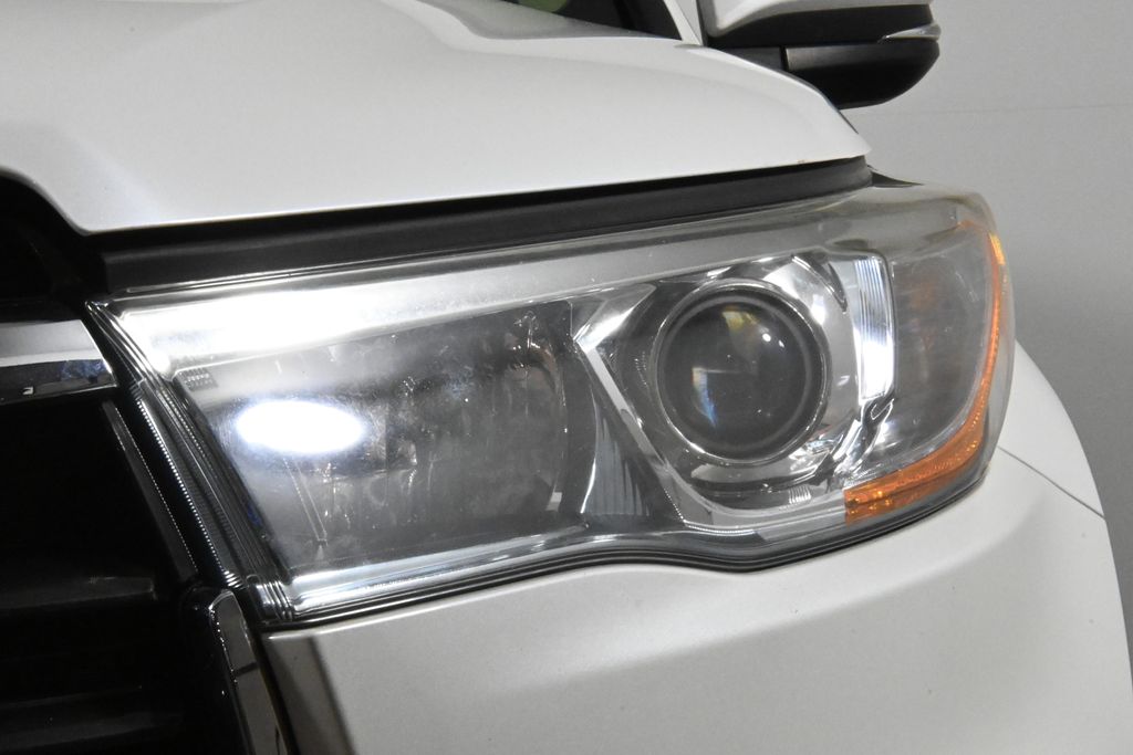 Thumbnail: 2016 Toyota Highlander - 12