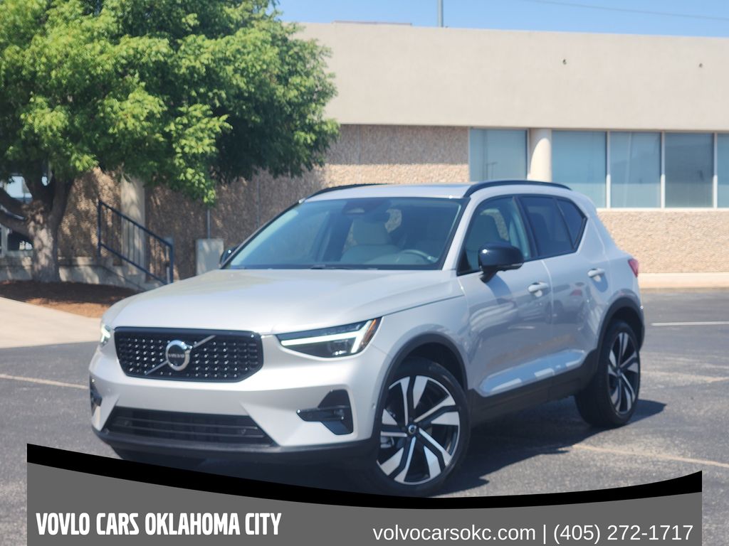 2024 Volvo XC40 B5 Plus Dark Theme AWD