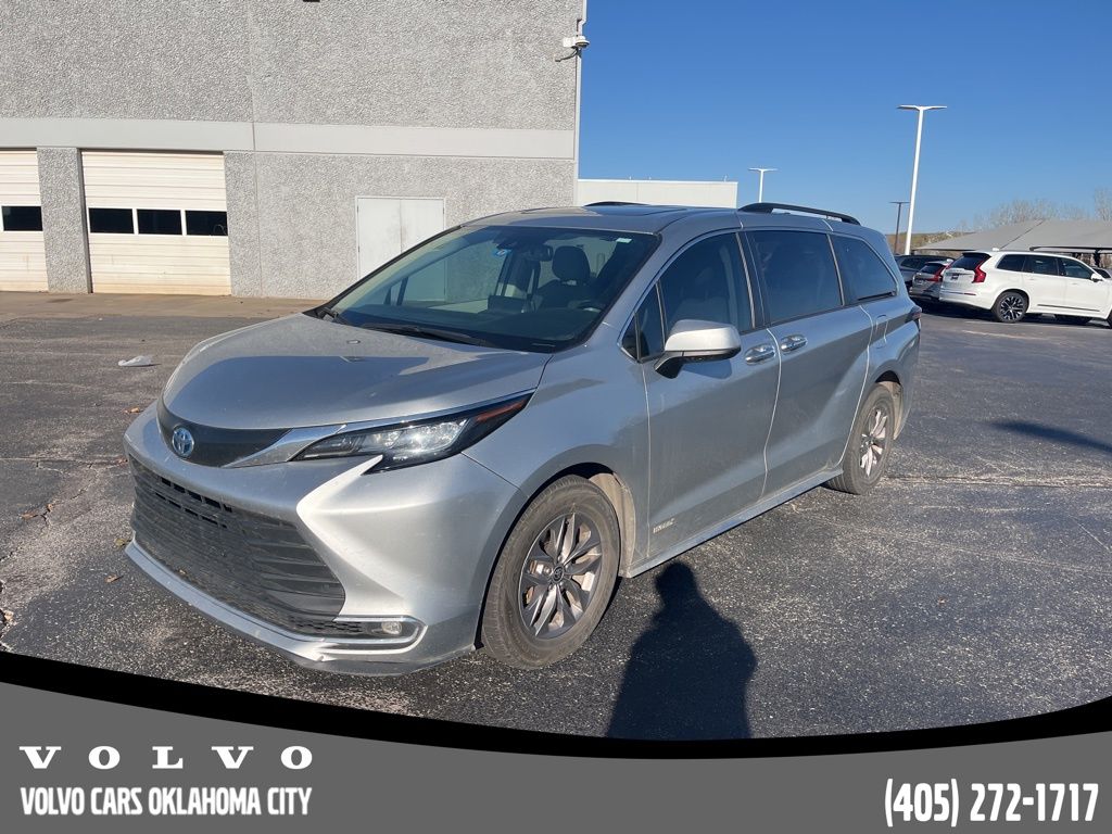 2021 Toyota Sienna XLE's photo