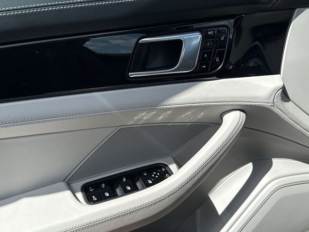 Thumbnail: 2018 Porsche Panamera - 15