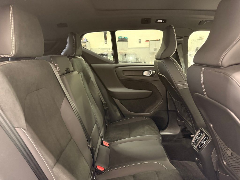 Thumbnail: 2023 Volvo XC40 - 26