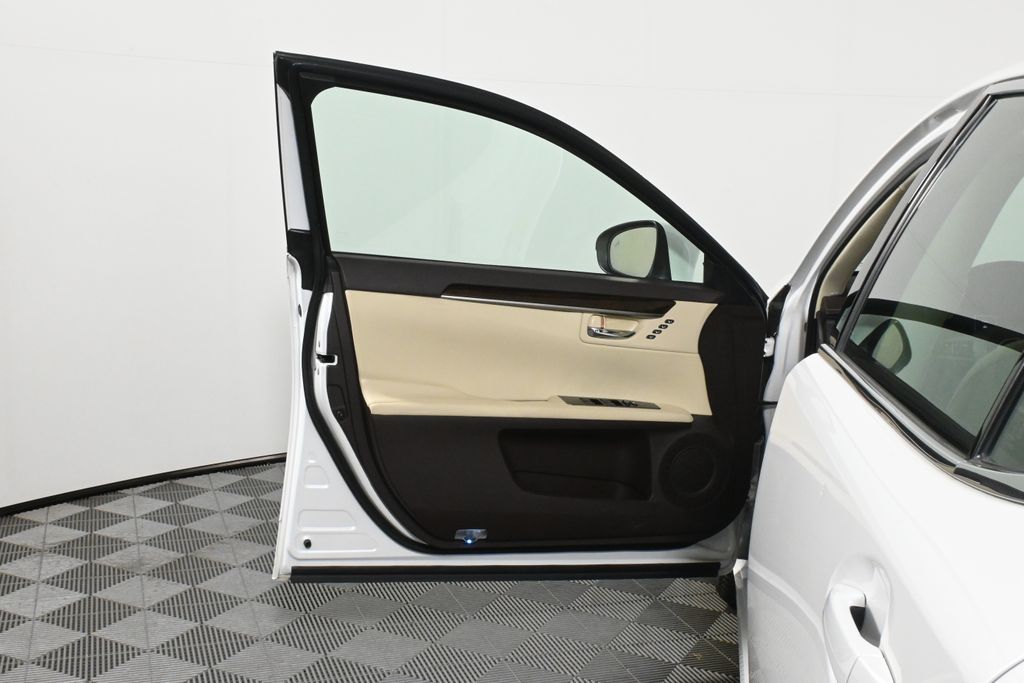 Thumbnail: 2018 Lexus ES - 29