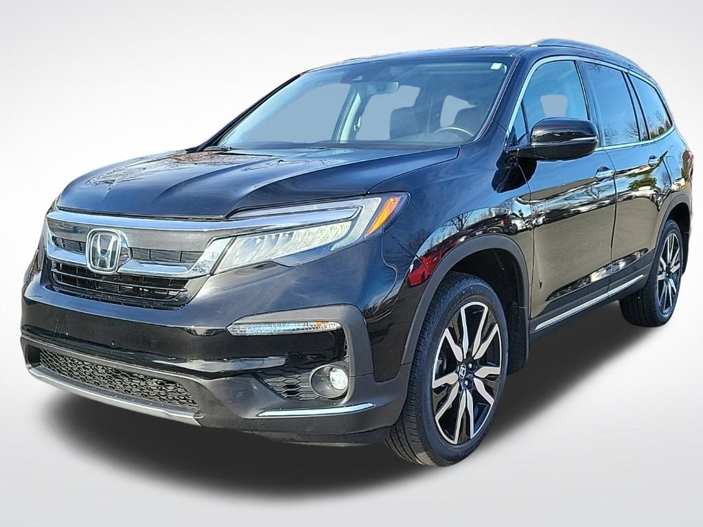 2022 Honda Pilot Touring AWD with Rear Captain's Chairs