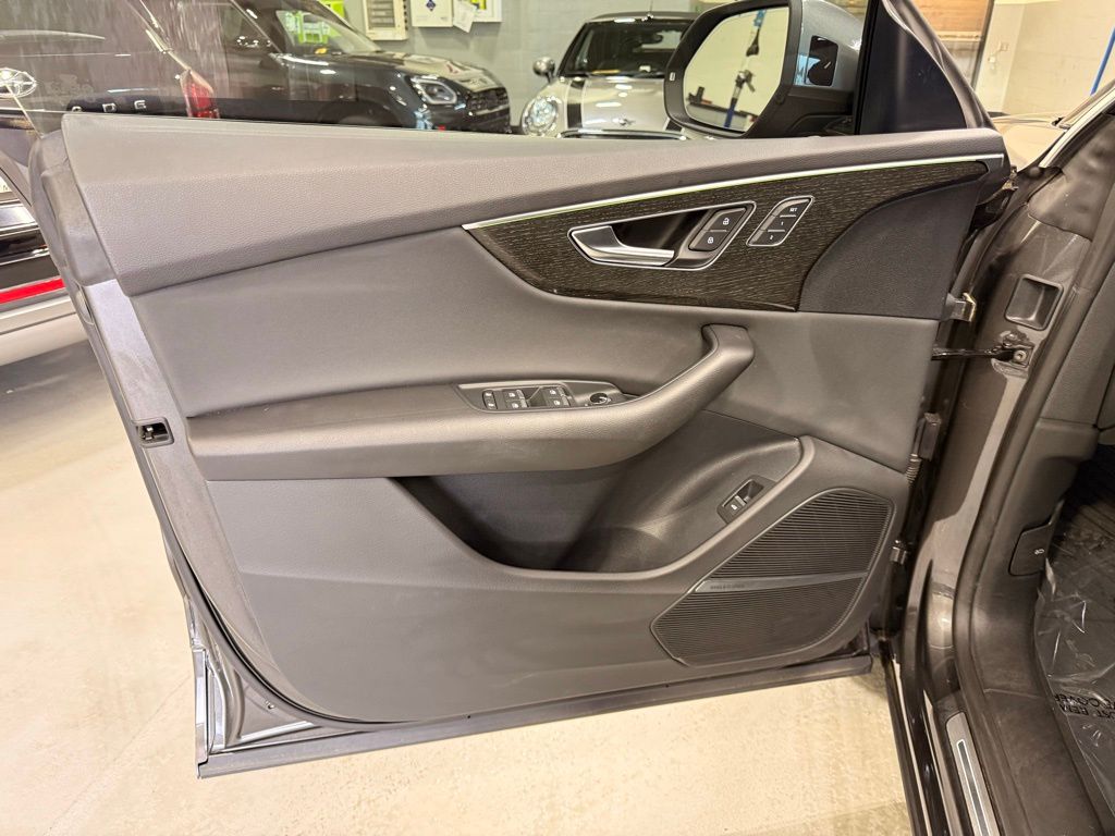 Thumbnail: 2021 Audi Q8 - 10