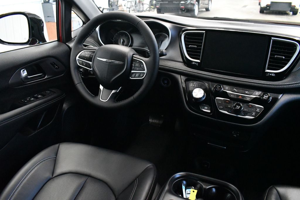 Used 2026 Red Chrysler Select image 28