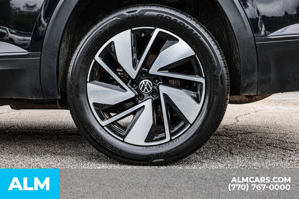 Used 2024 Black Volkswagen 2.0T SE w/Technology image 16