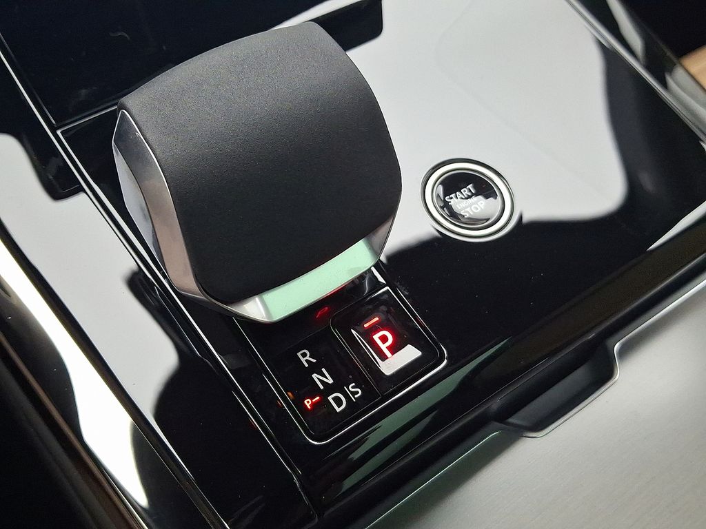 Thumbnail: 2025 Land Rover Range Rover Sport - 10