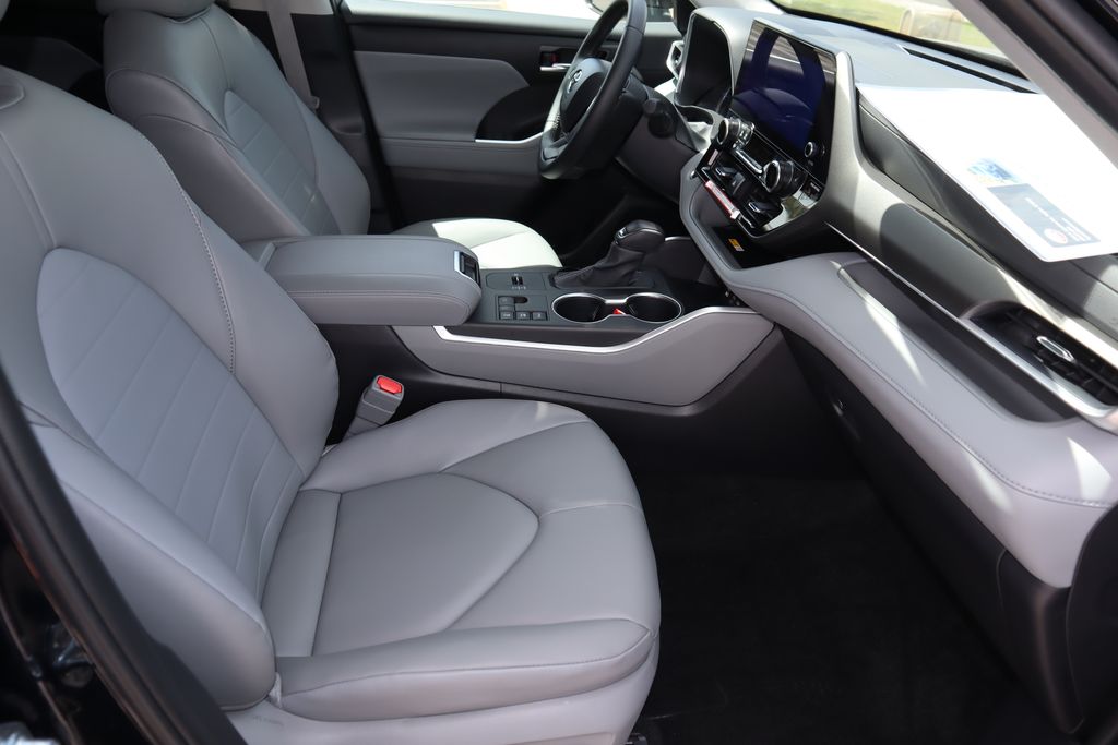 2025 Toyota Highlander XLE 19