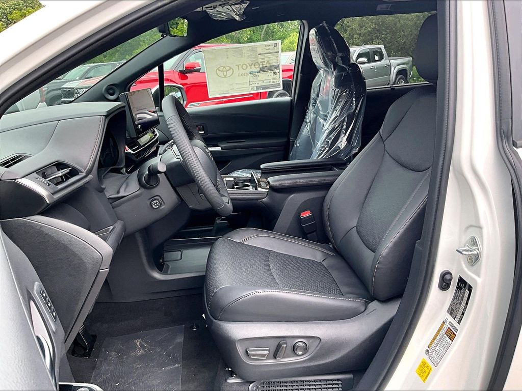 2026 Toyota Sienna — photo 11