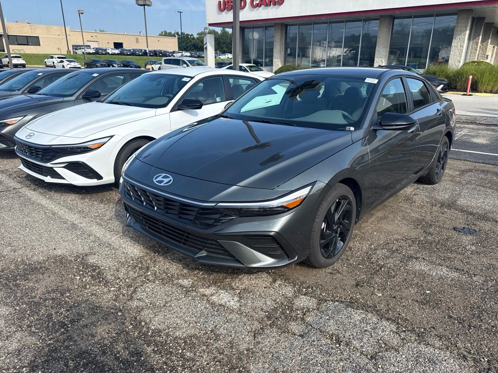 Amazon Gray 2026 Hyundai Elantra Sedan Front-Wheel Drive Continuously Variable Transmission