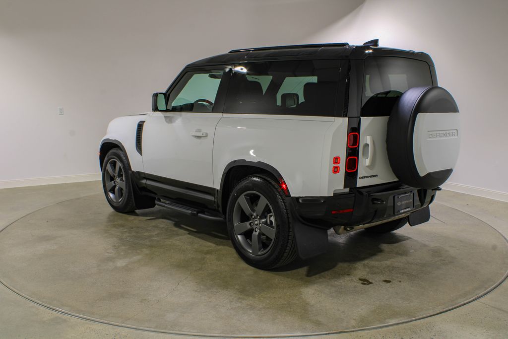 Certified Used 2025  Land Rover X-Dynamic SE image 3