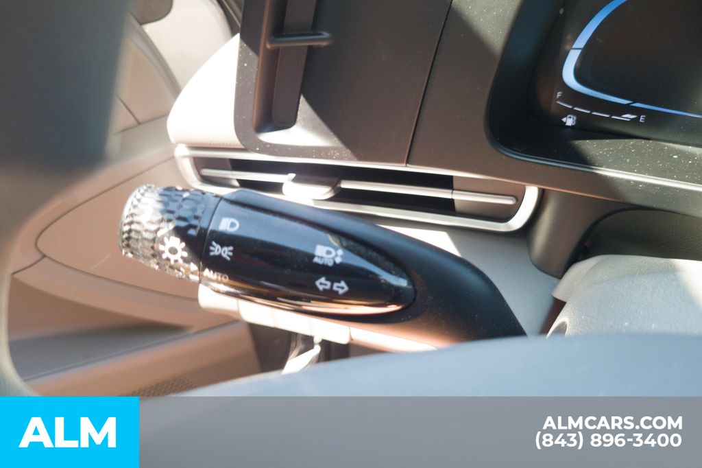 Used 2025 Silver Hyundai SE image 15