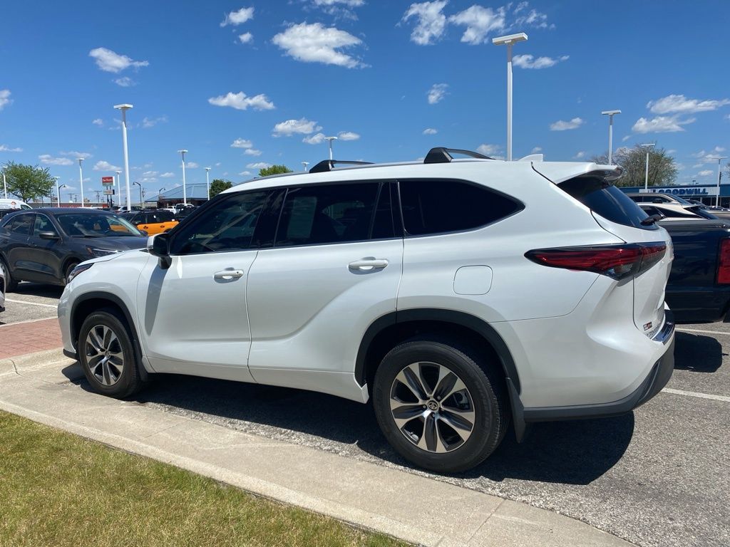 White 2022 Toyota Highlander XLE AWD SUV / Crossover All-Wheel Drive 8-Speed Automatic