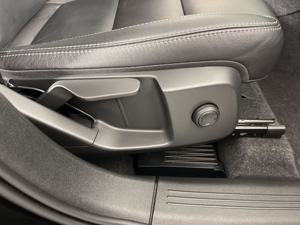 Thumbnail: 2022 Volvo XC40 - 9