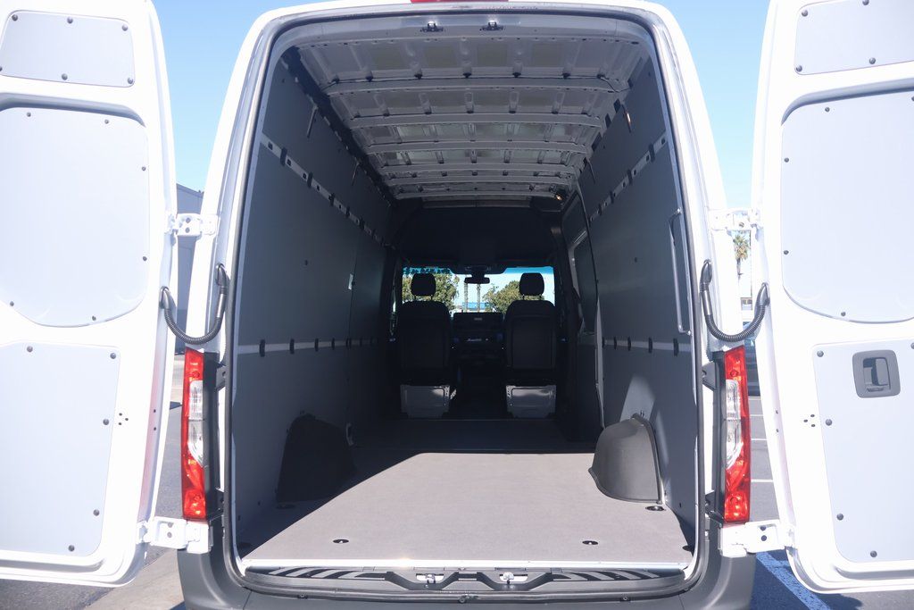 2025 Mercedes-Benz Sprinter 2500 8