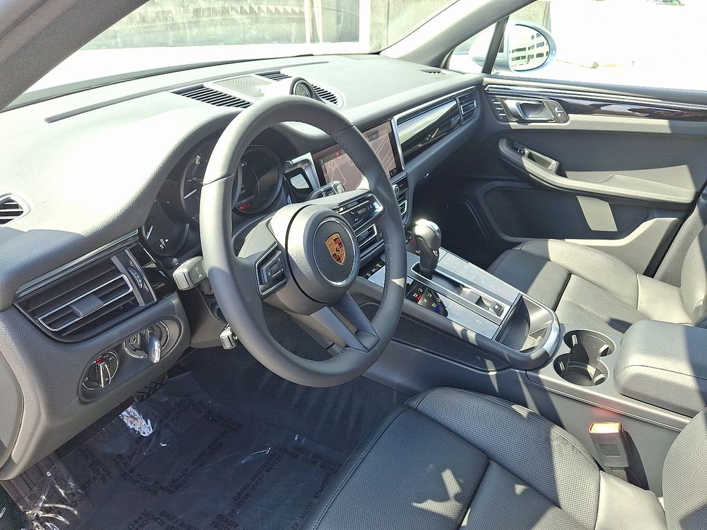 Thumbnail: 2026 Porsche Macan - 4