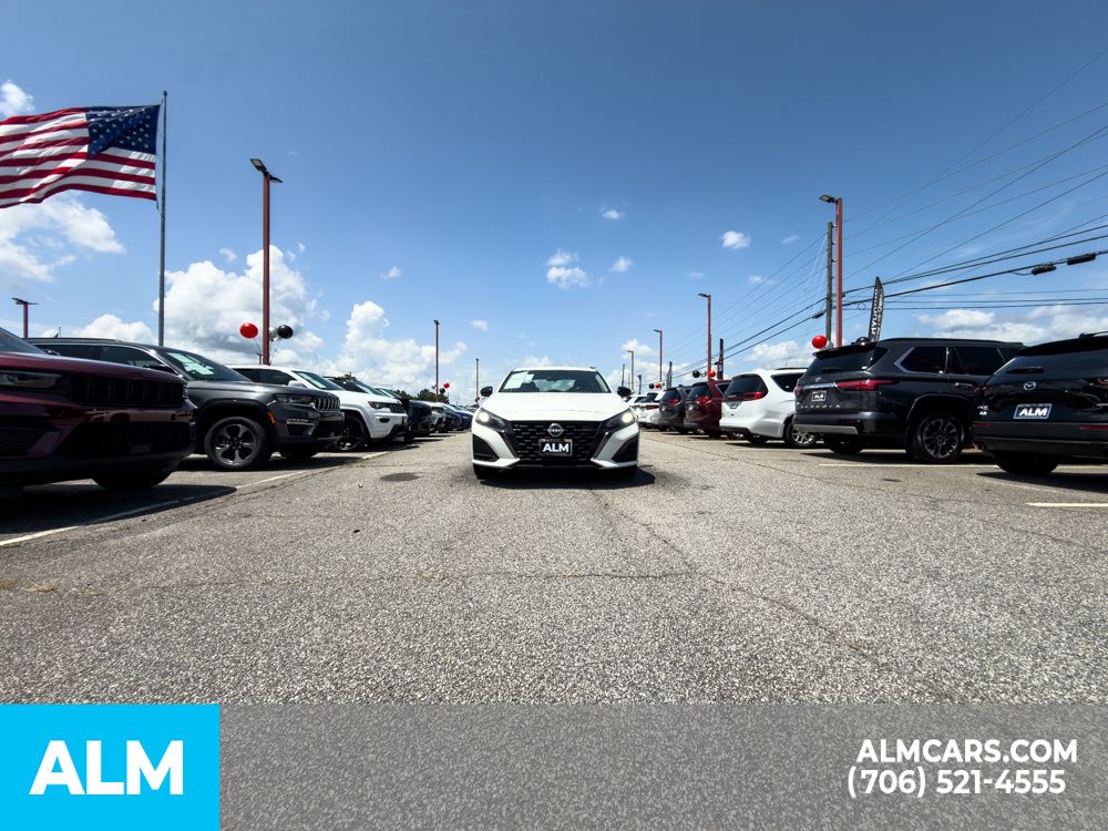 Used 2024 White Nissan 2.5 SR image 21