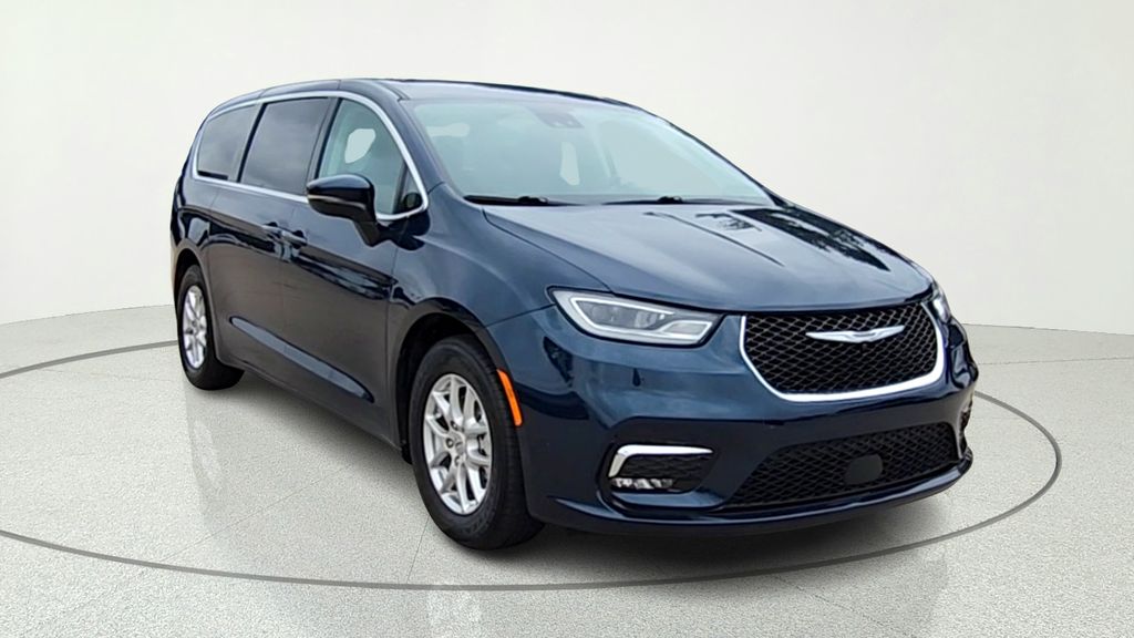 2023 Chrysler Pacifica Touring L's photo