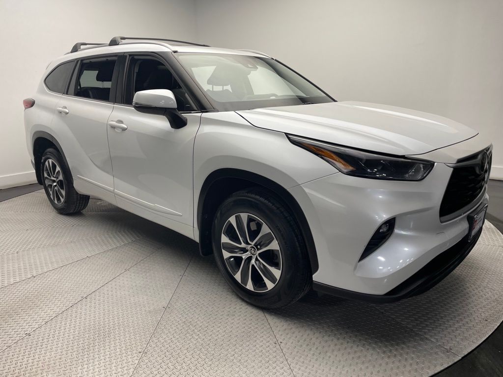 2022 Toyota Highlander XLE 3