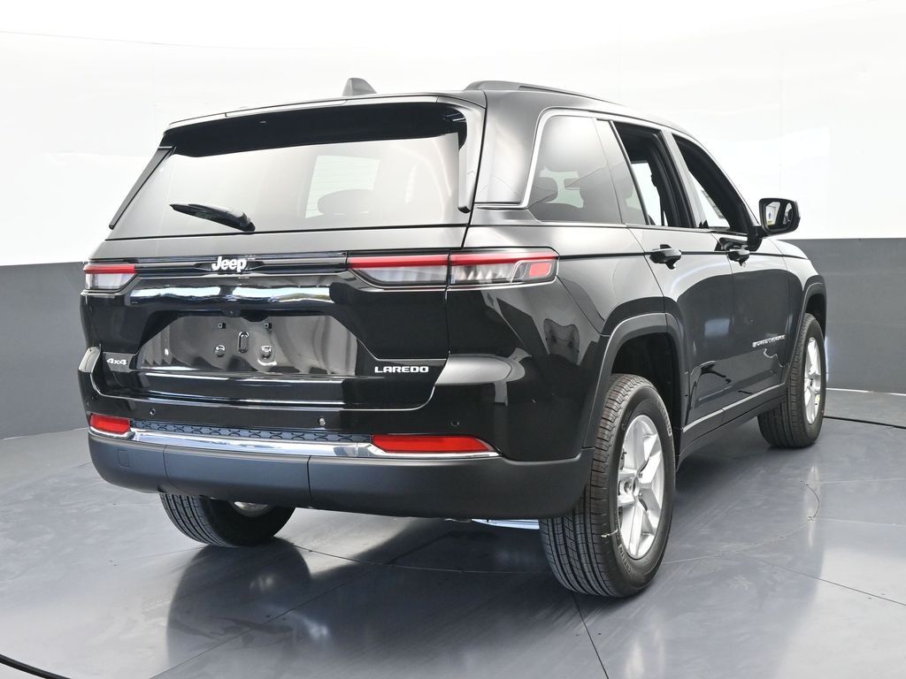 New 2026 Diamond Black Crystal Pearlcoat Jeep Laredo image 5
