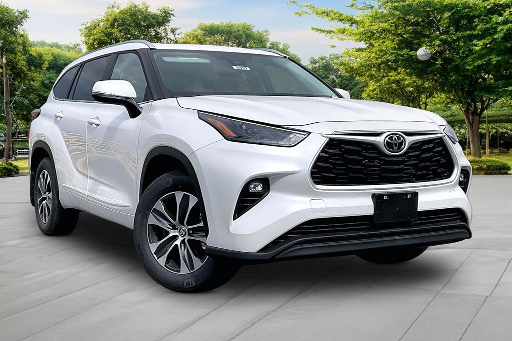 White 2026 Toyota Highlander XLE AWD SUV / Crossover All-Wheel Drive 8-Speed Automatic