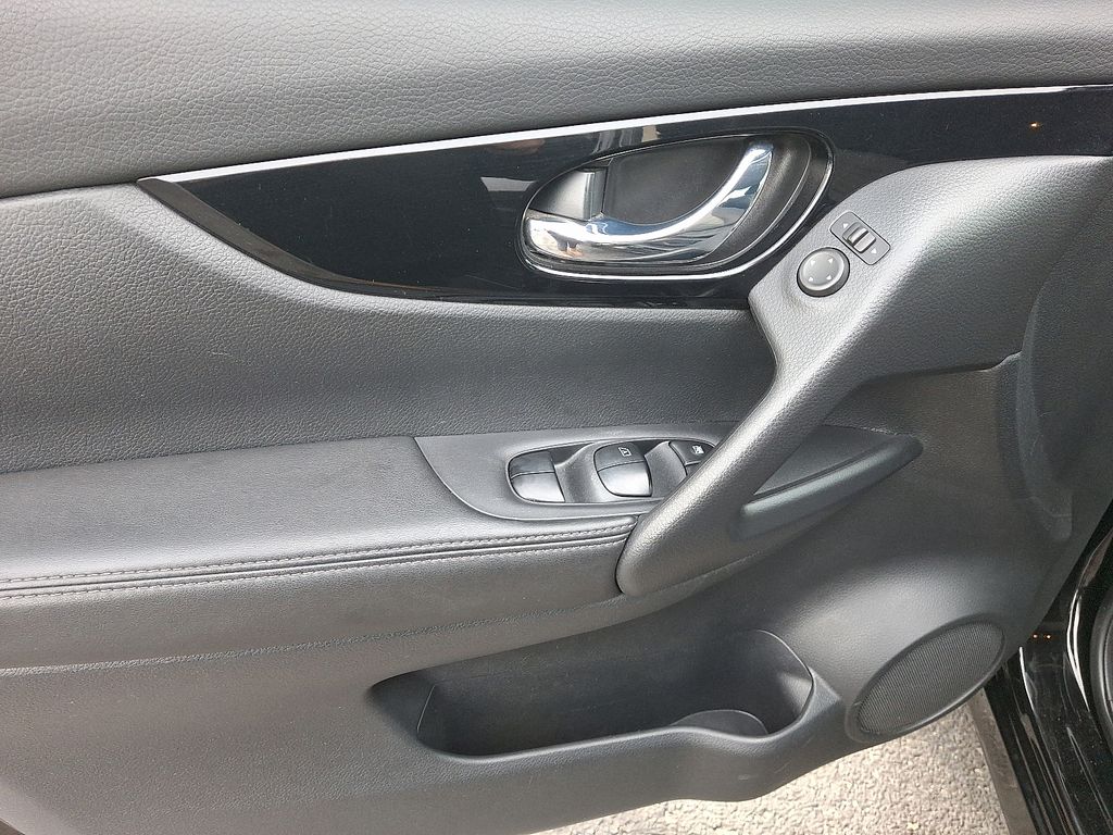 Thumbnail: 2018 Nissan Rogue Sport - 12