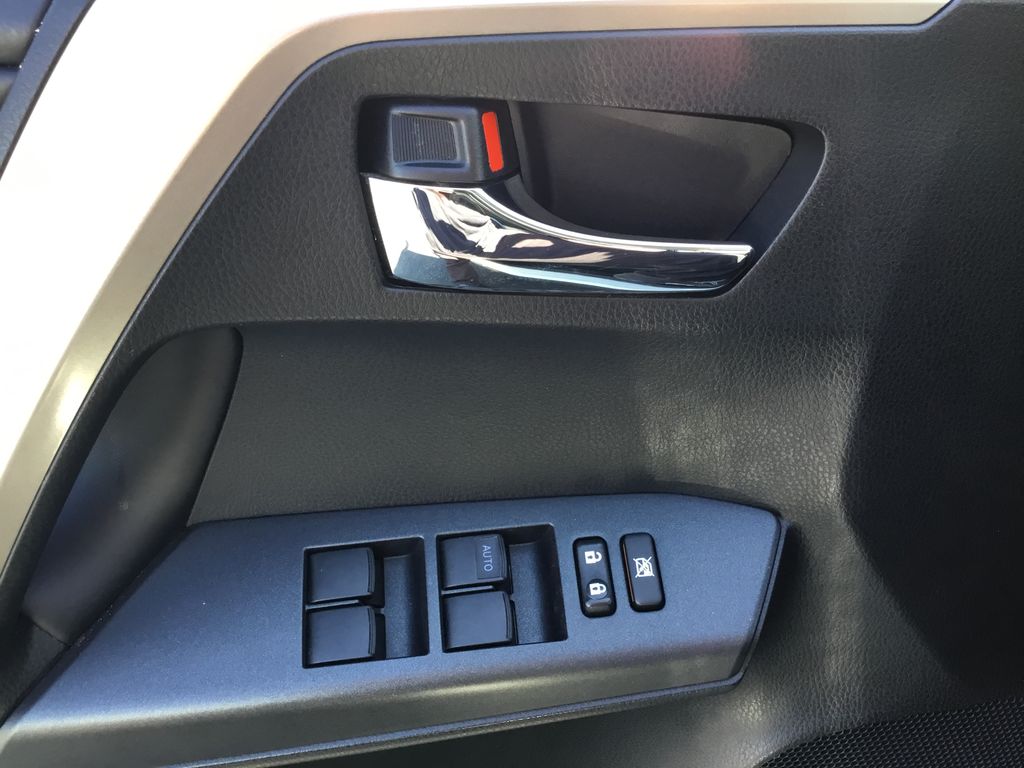 Thumbnail: 2018 Toyota RAV4 - 19