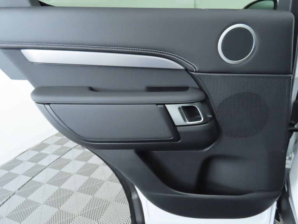 Thumbnail: 2024 Land Rover Discovery - 26