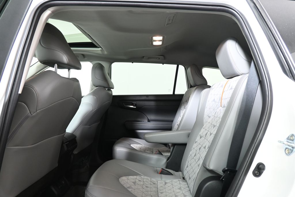 Thumbnail: 2023 Toyota Highlander - 32