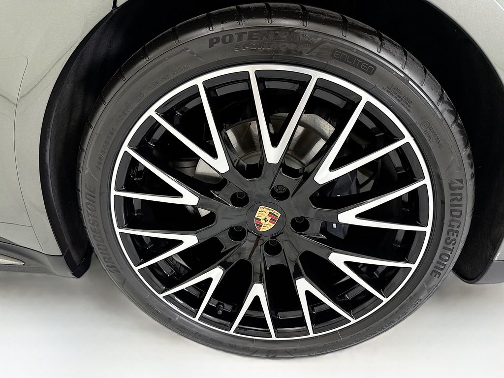 Thumbnail: 2025 Porsche Panamera - 30