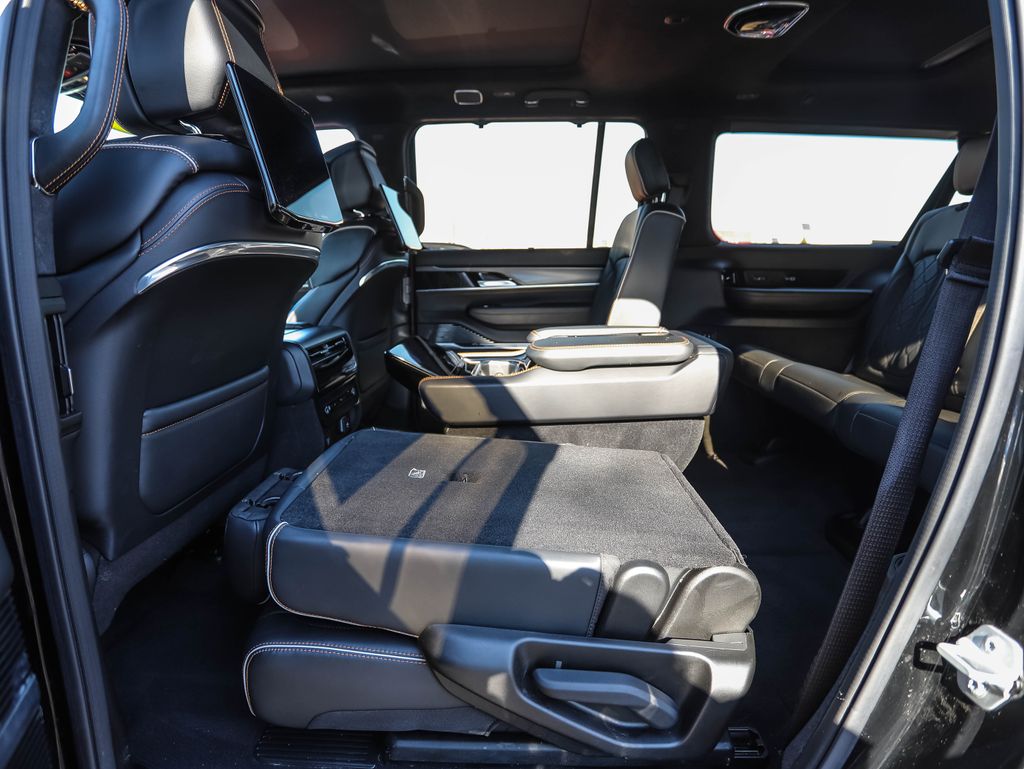 Thumbnail: 2023 Jeep Grand Wagoneer L - 17