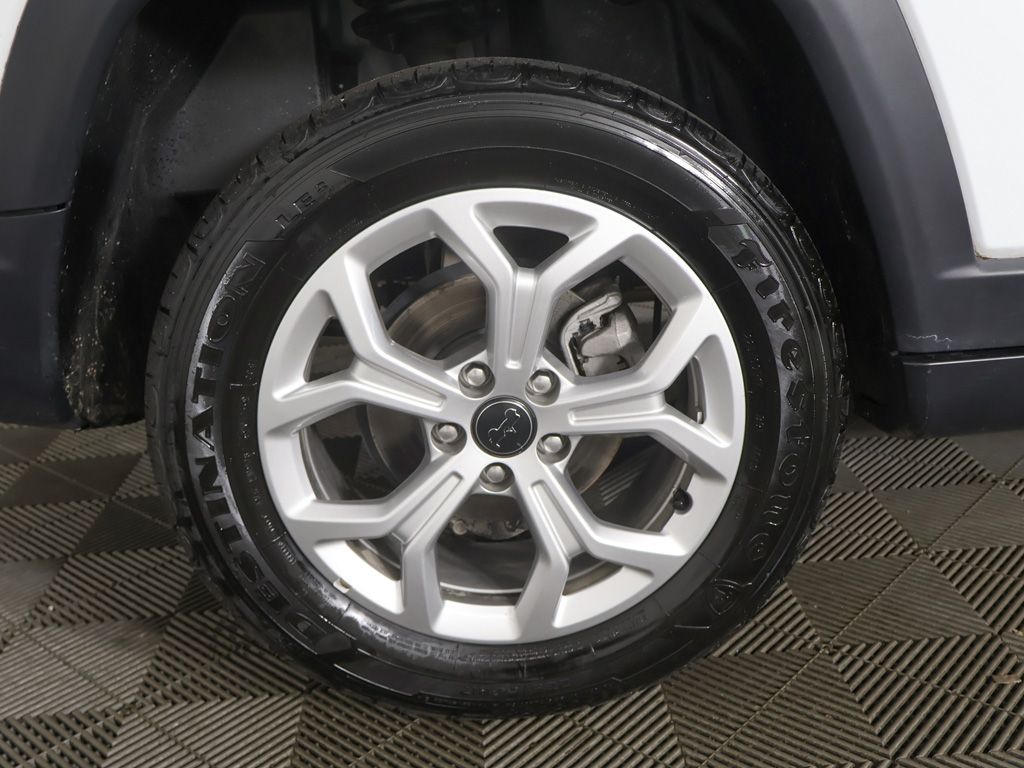 Used 2025 White Jeep Latitude image 20